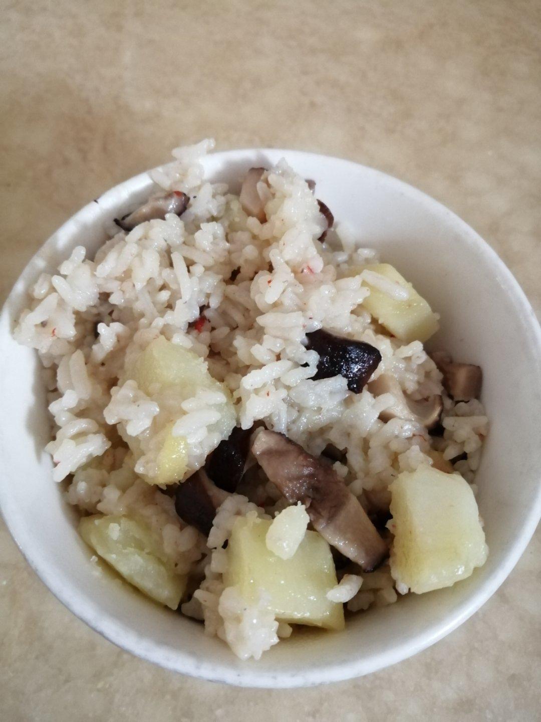 香菇土豆焖饭(电饭煲版）