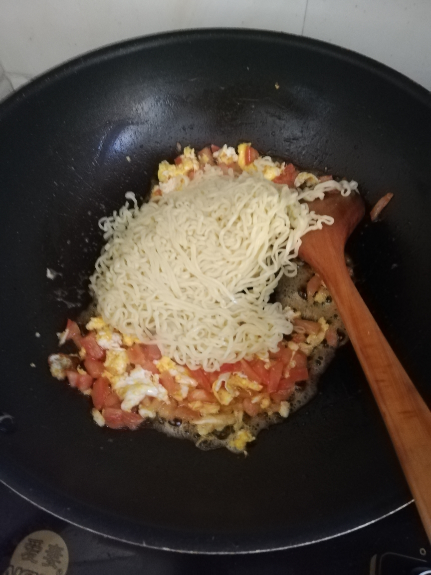 西红柿鸡蛋炒方便面-两分钟搞定午饭的做法 步骤3