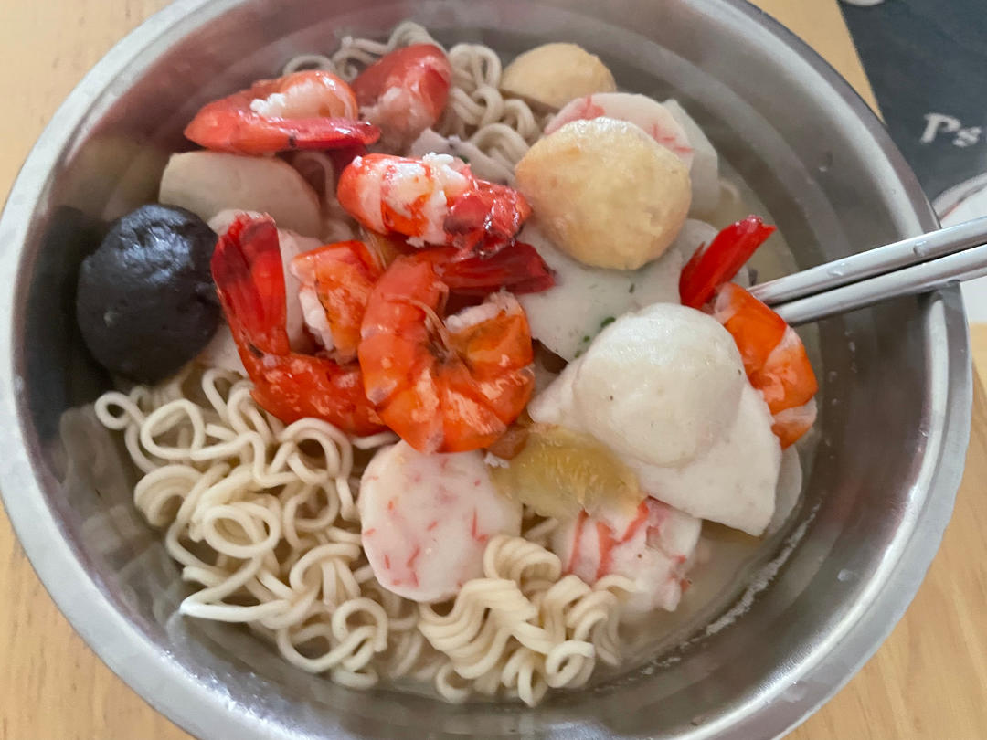 海鲜丸子菠菜面