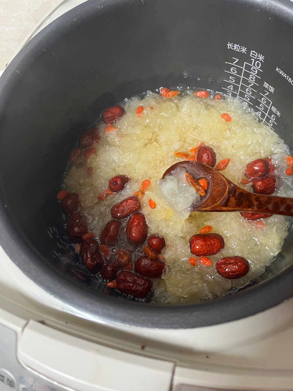 简易版-红枣枸杞银耳汤的做法 步骤5
