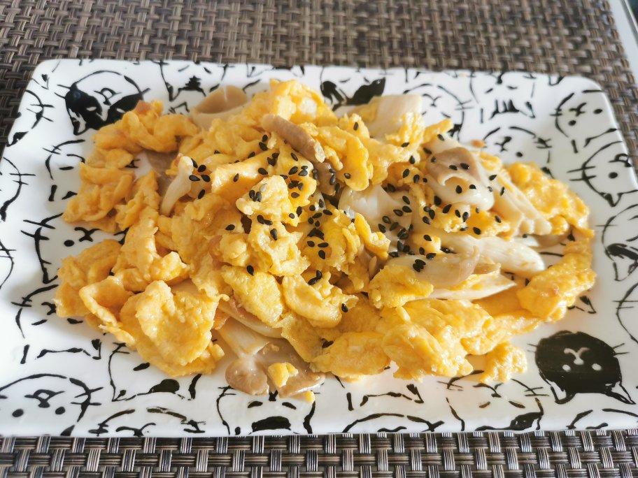平菇青椒炒鸡蛋 好吃又营养的超快手家常菜