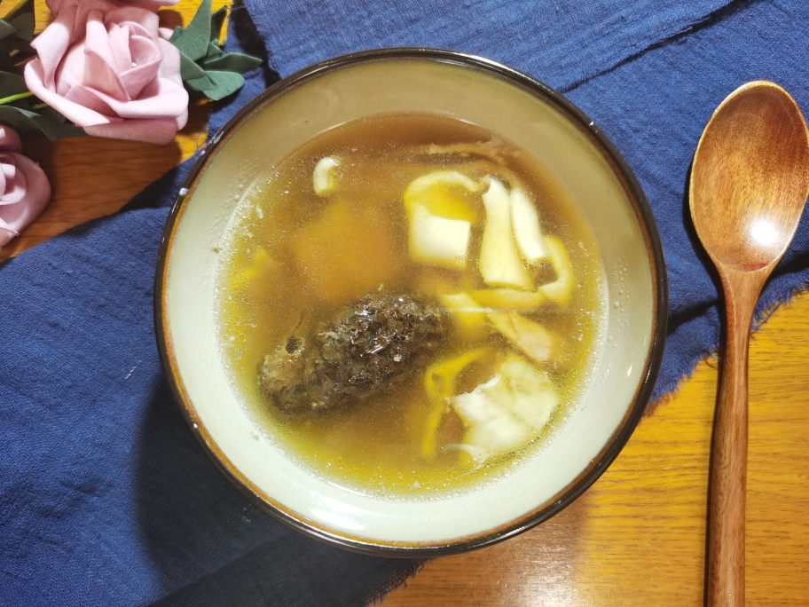 羊肚菌鱼胶炖排骨汤的做法