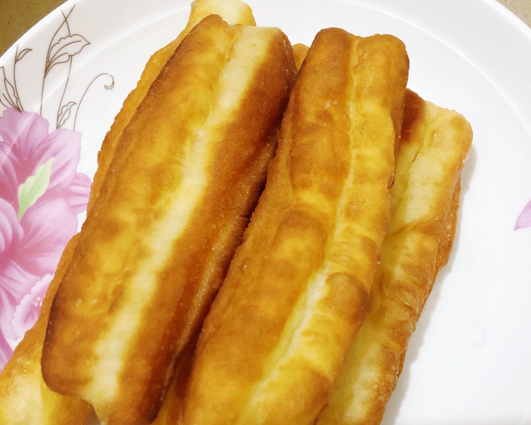 油炸鬼（油条）配豆浆（广东早餐标配呀）的做法