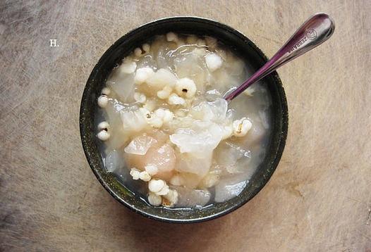 银耳雪梨薏米汤的做法