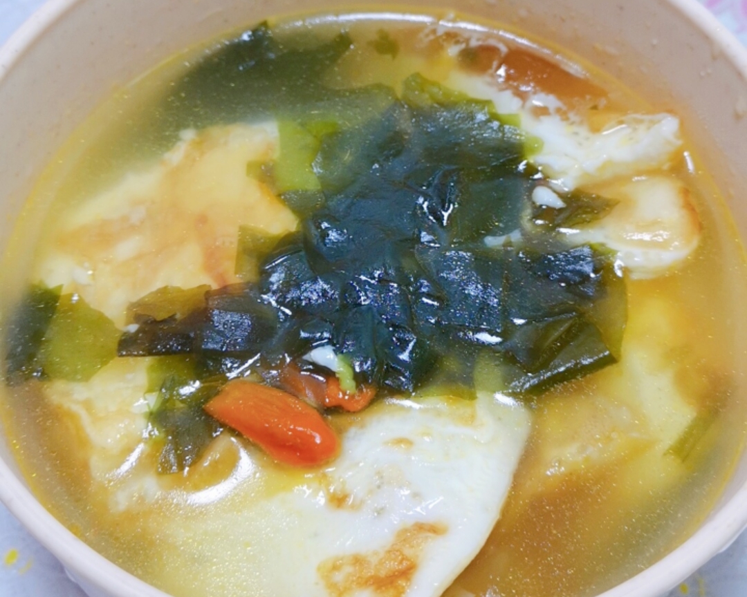 宝宝辅食:煎蛋裙带菜汤的做法