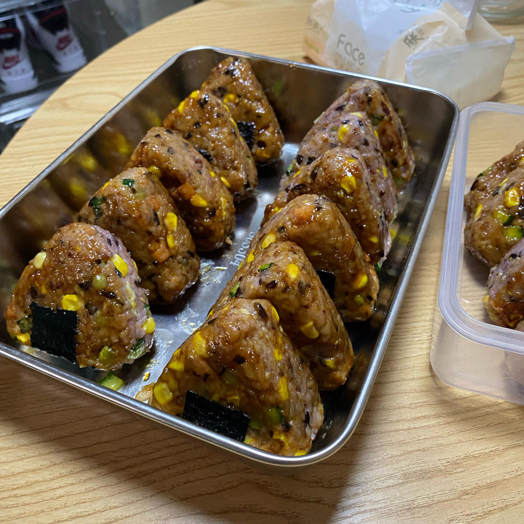 海苔肉松饭团