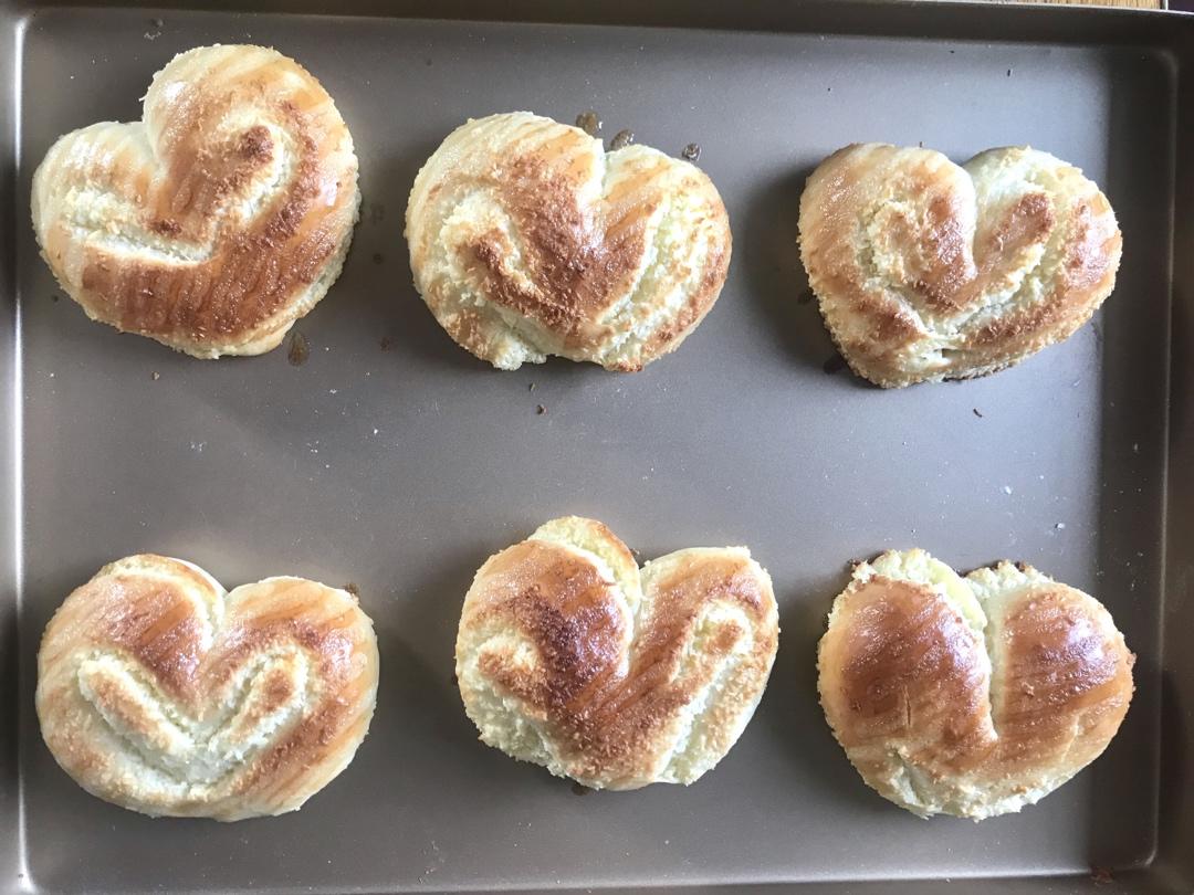 心形火龙果椰蓉面包