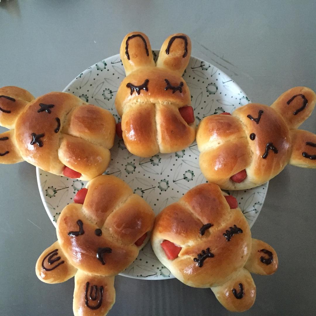 唯爱美食天下做的小兔子热狗包