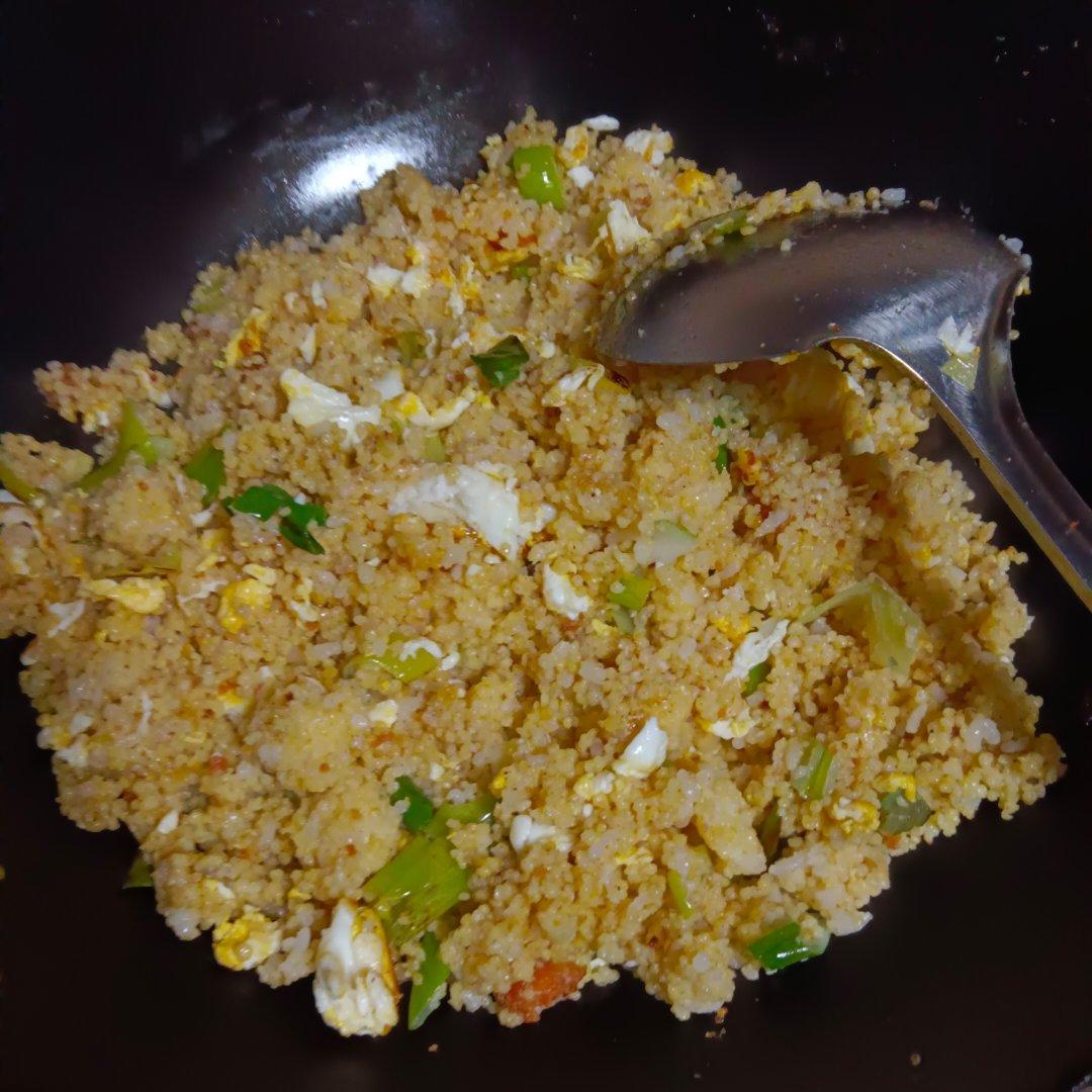 黄澄澄的炒黄金小米饭