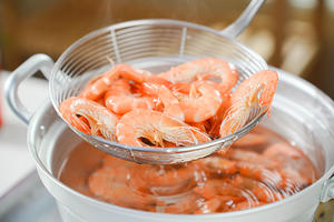让你在家也能轻松享受地道的泰式美食——泰式香茅虾的做法 步骤2