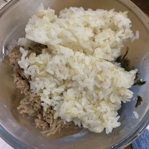 金枪鱼糙米饭团（自制海苔碎的做法 步骤5