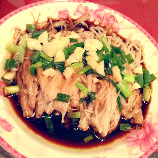 葱油金针菇——10分钟快手菜，你绝对不能错过的美味~