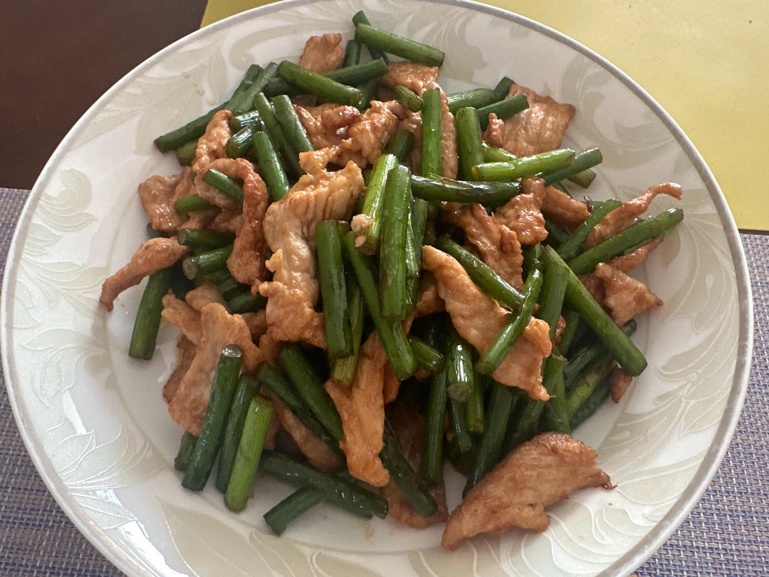 肉丝炒一切之蒜苔肉丝（里脊肉丝怎么炒才会嫩而不柴)