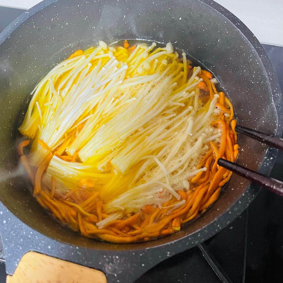 高汤鲍鱼灼双菌～金针菇与虫草花的做法 步骤5