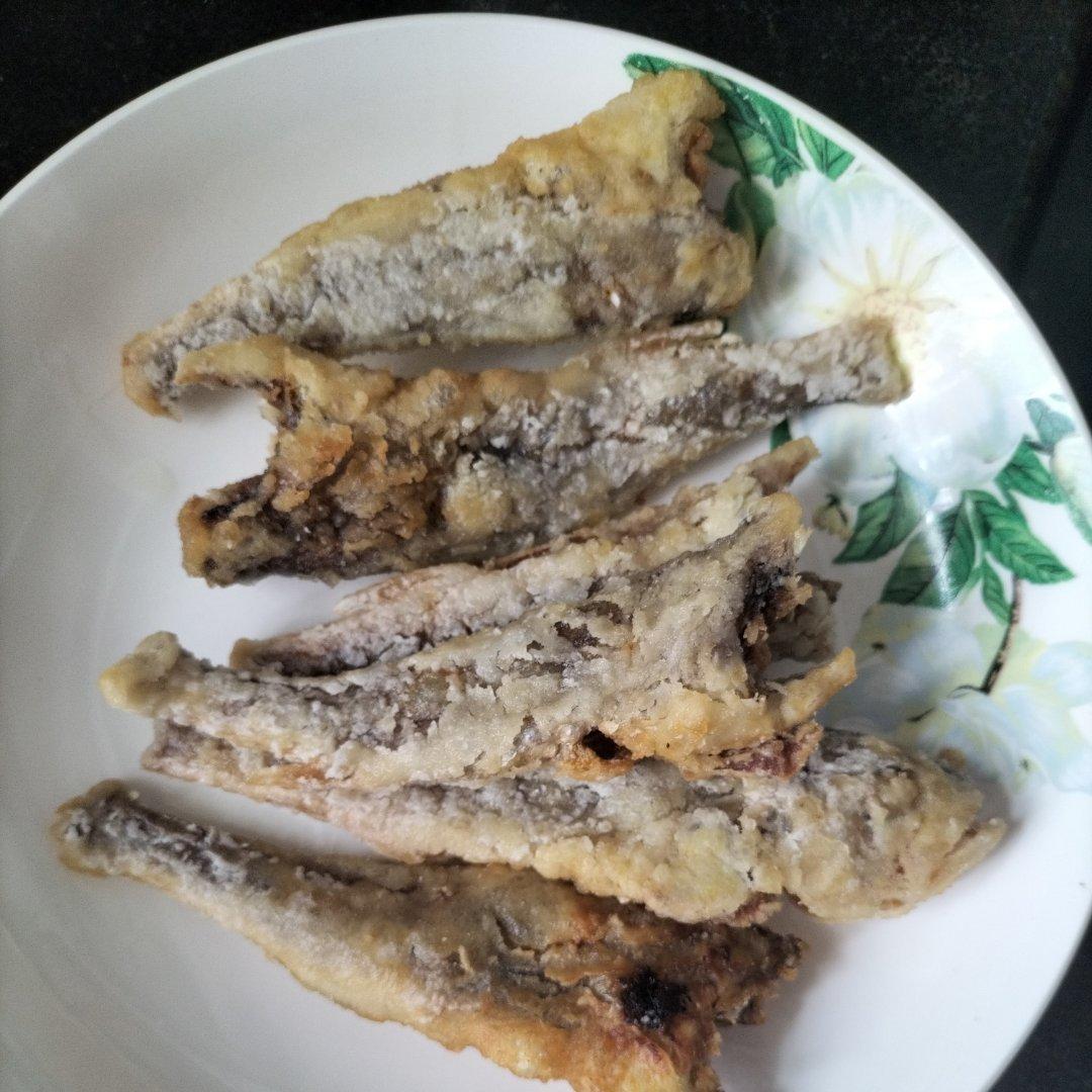 外酥里嫩：不会回软的干炸小黄鱼。