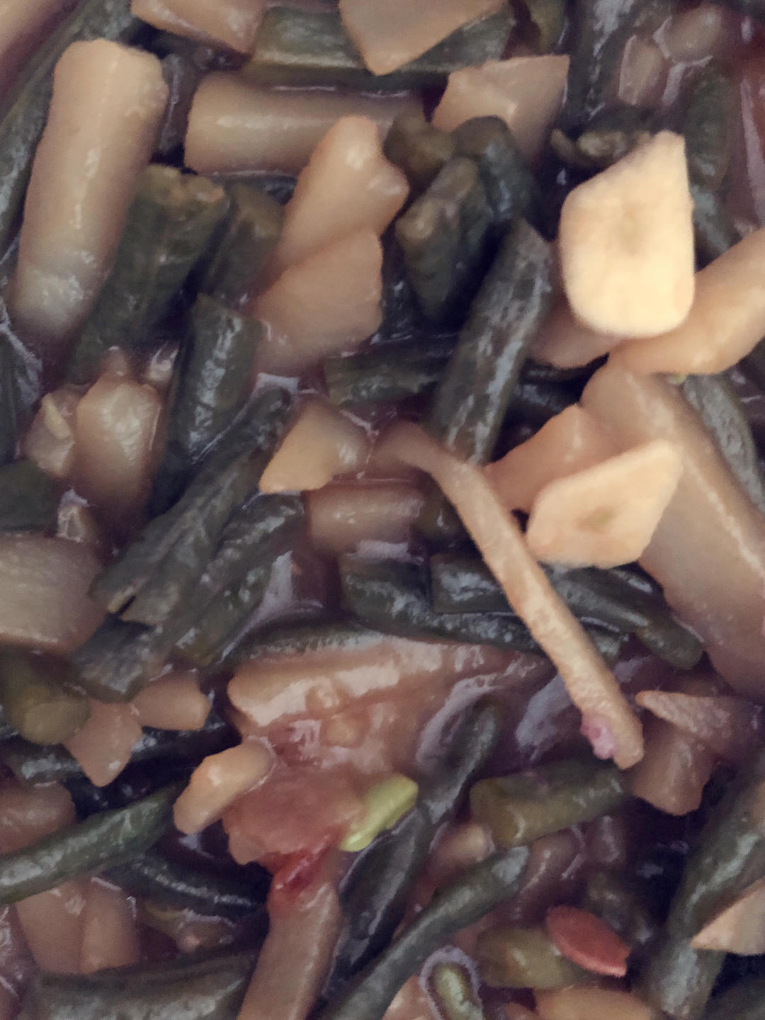 豇豆炒土豆是很神奇的一道菜, 没有一丁点肉, 却好吃到爆