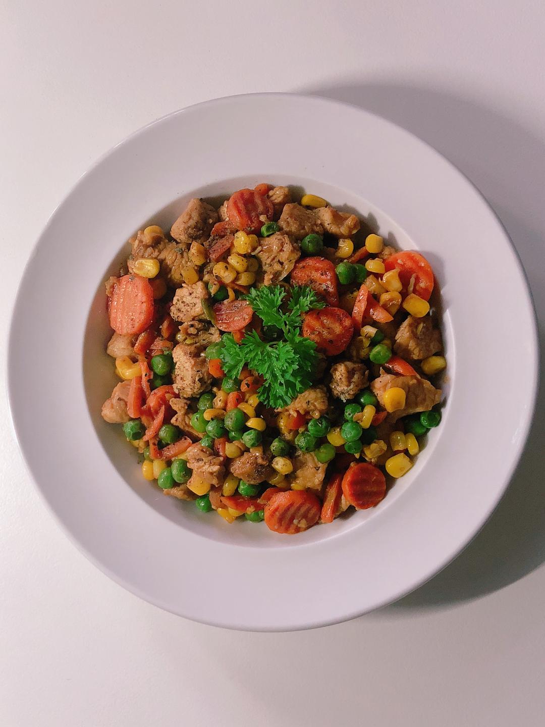 玉米豌豆胡萝卜炒鸡肉的做法