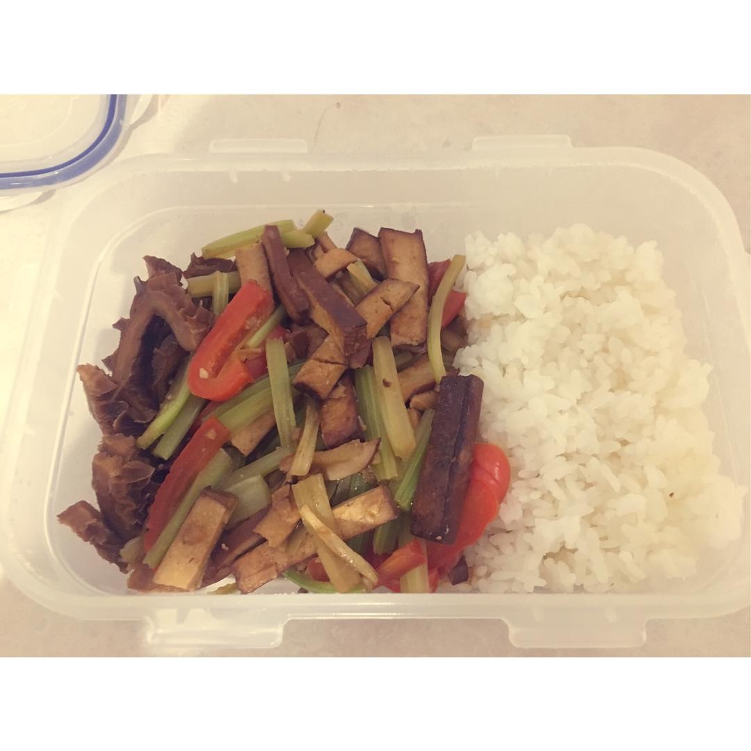 素菜：芹菜炒豆腐干