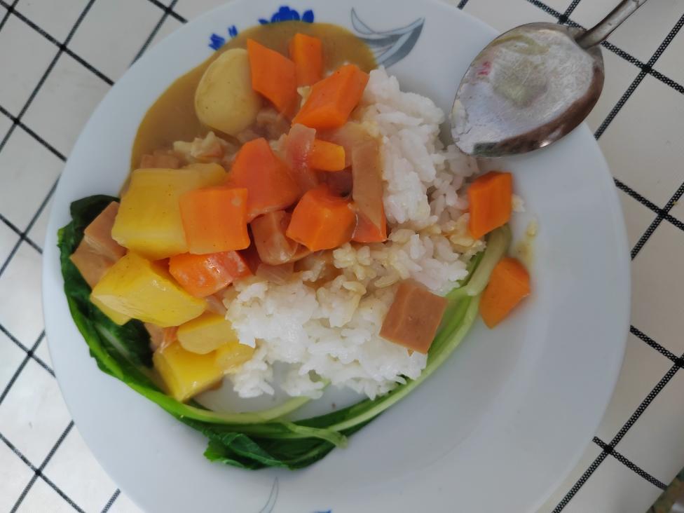 午餐肉咖喱饭的做法