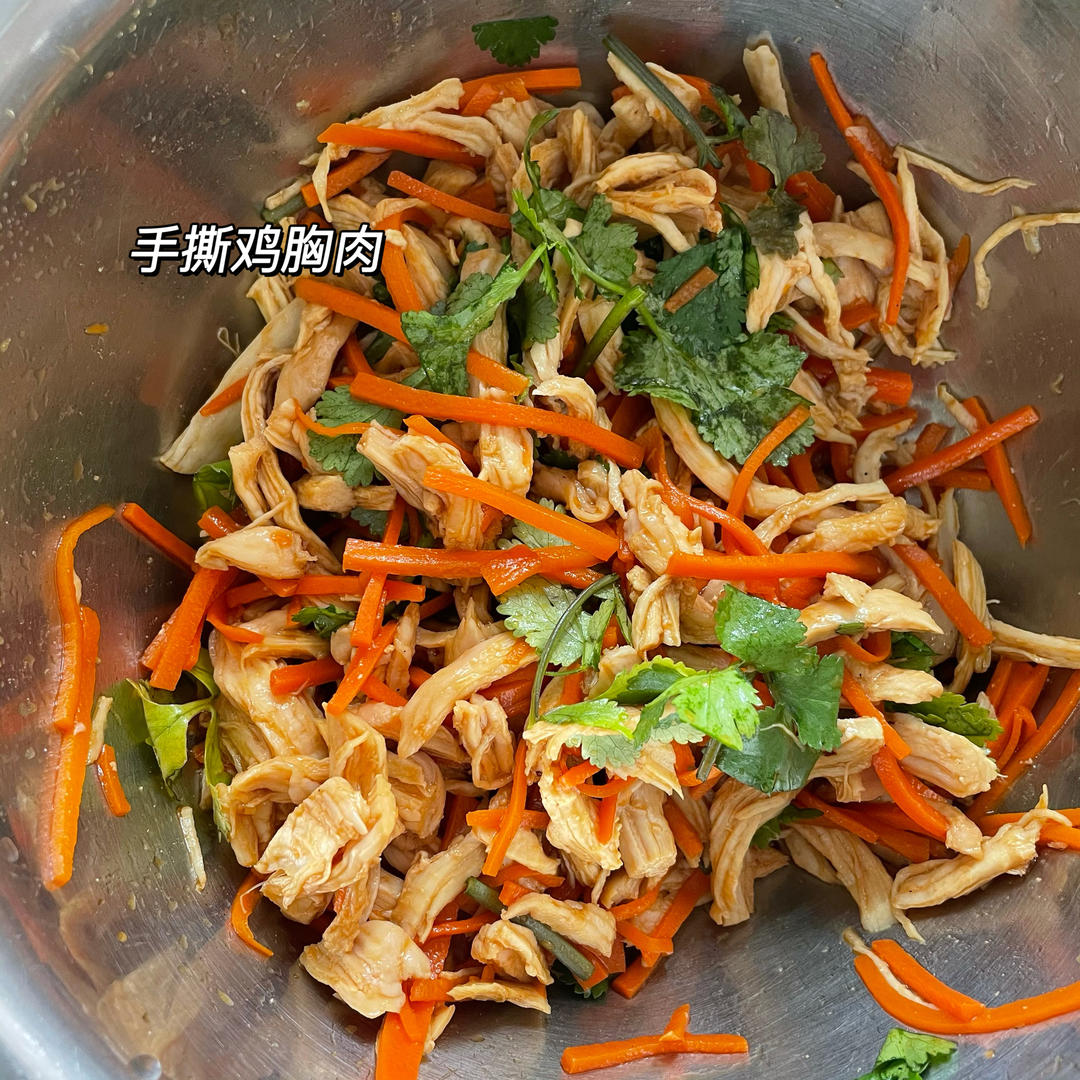 手撕麻辣鸡丝，麻麻辣辣的感觉很夏天