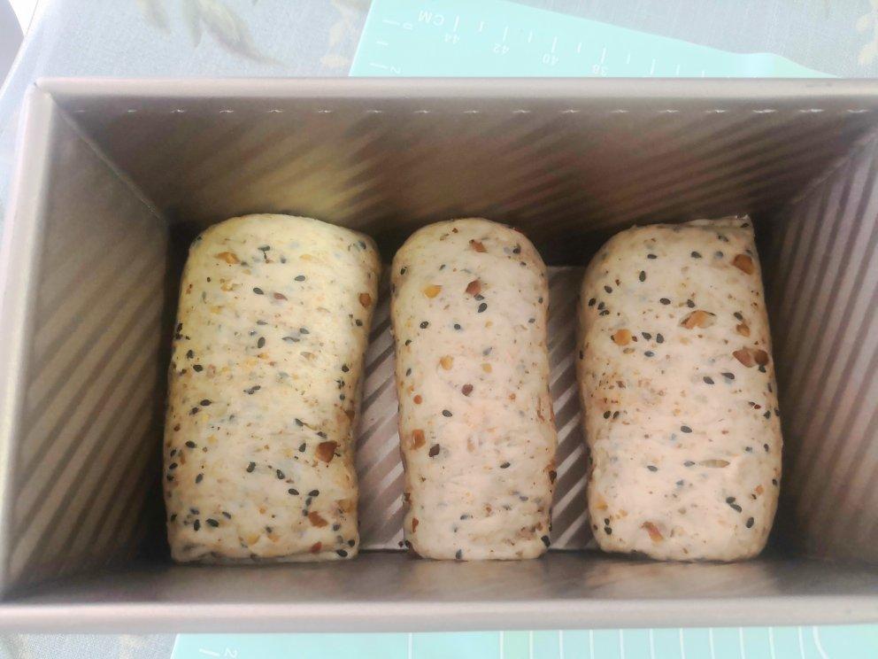 高纤低脂的全麦核桃吐司