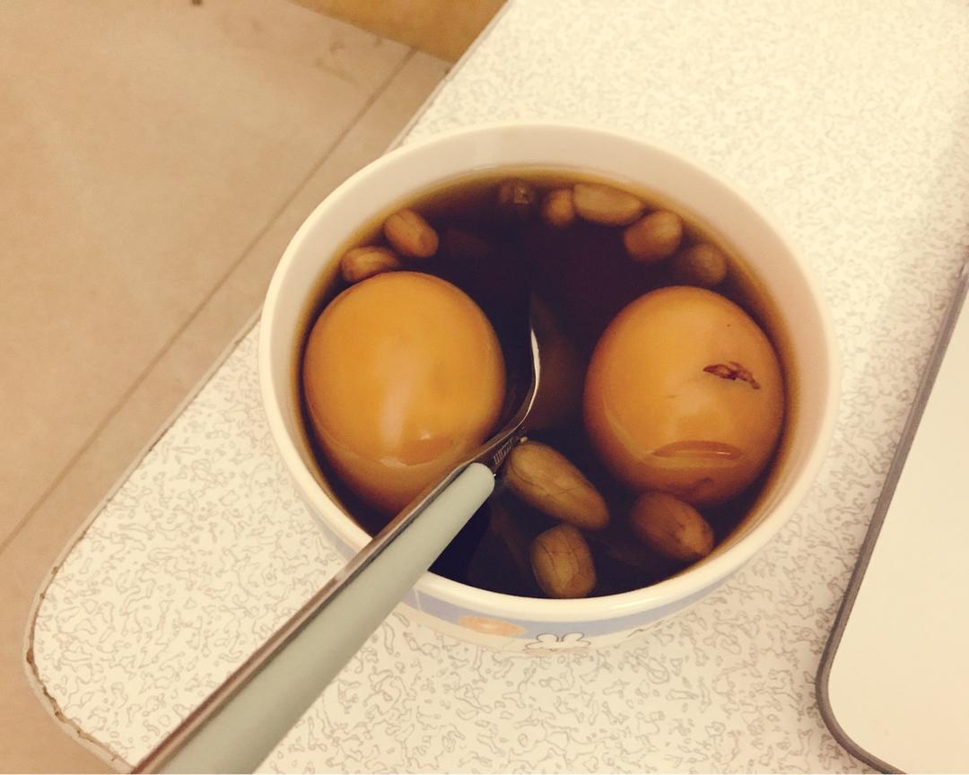 红糖当归鸡蛋煲花生的做法