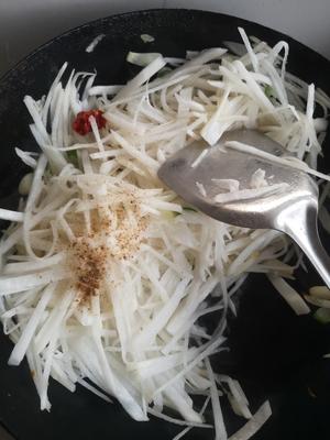 干辣椒炝炒白萝卜丝的做法 步骤3