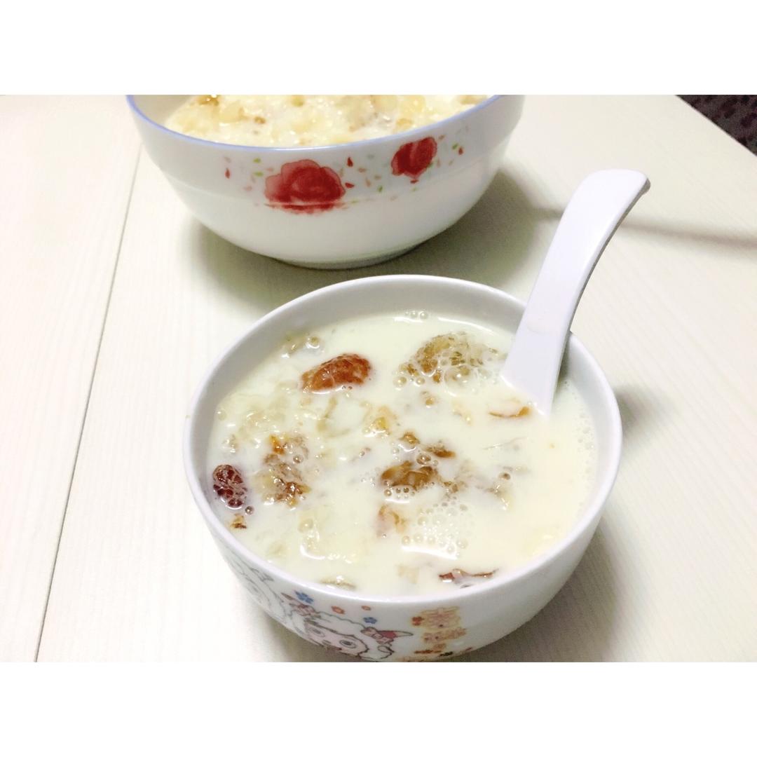银耳桃胶皂角米牛奶炖花胶