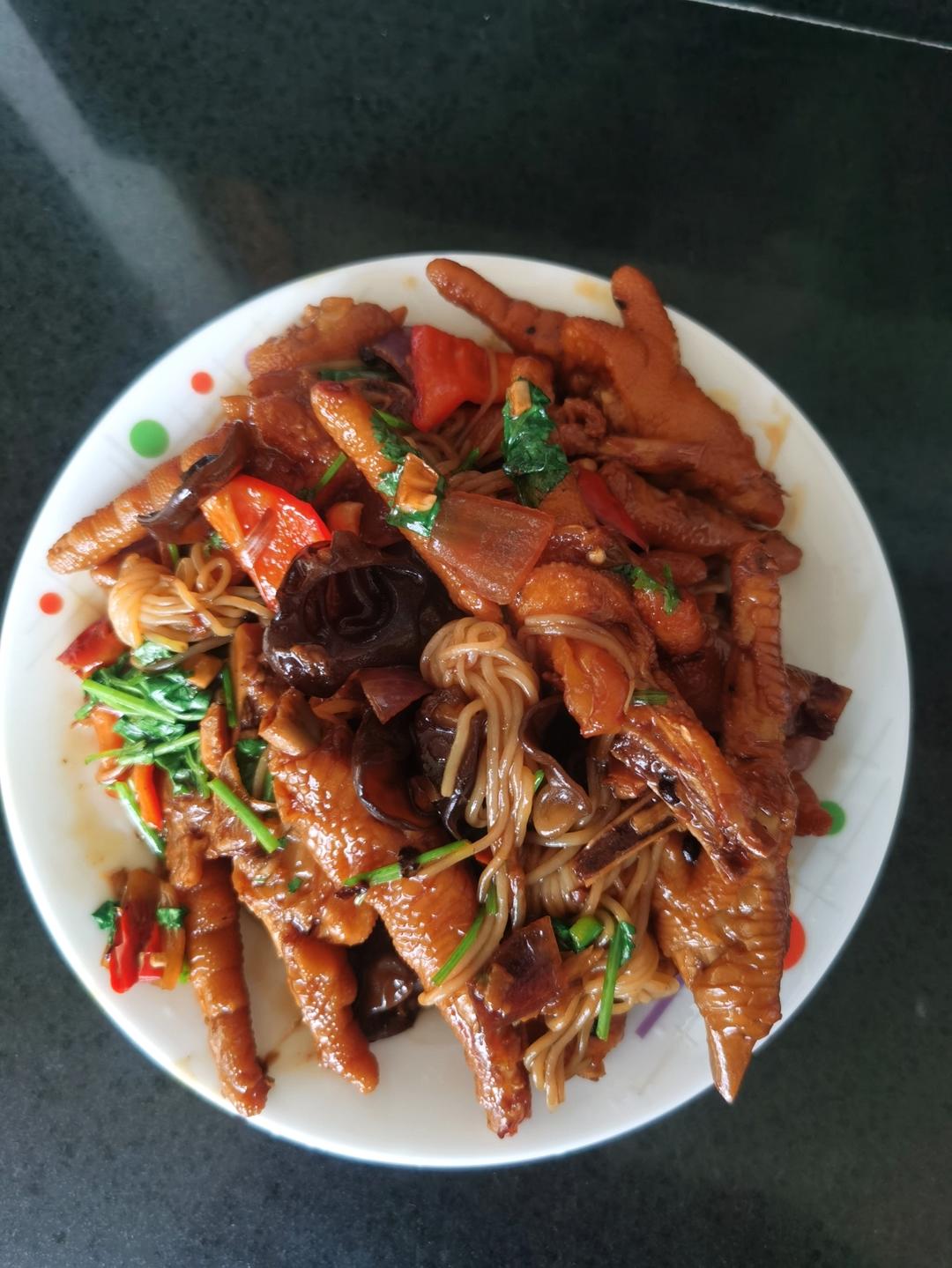 厨师长教你：“辣炒鸡爪”的家常做法，口感和味道都很赞，收藏了