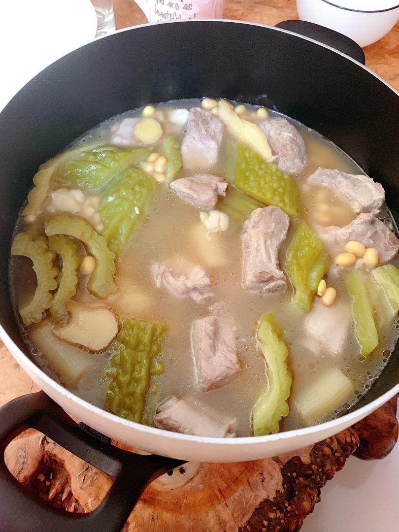 黄豆苦瓜排骨汤