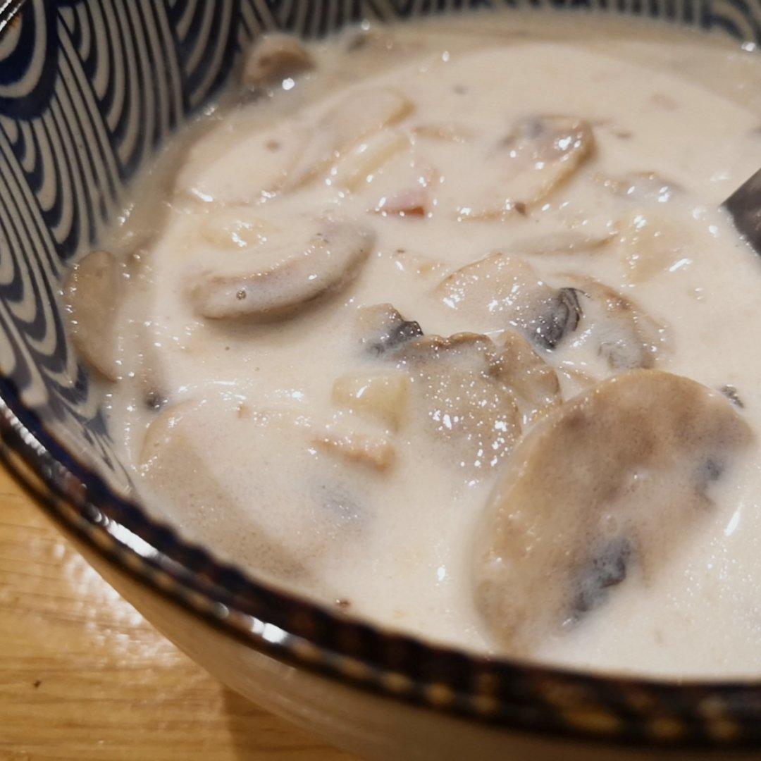 假装在西餐厅的奶油蘑菇汤