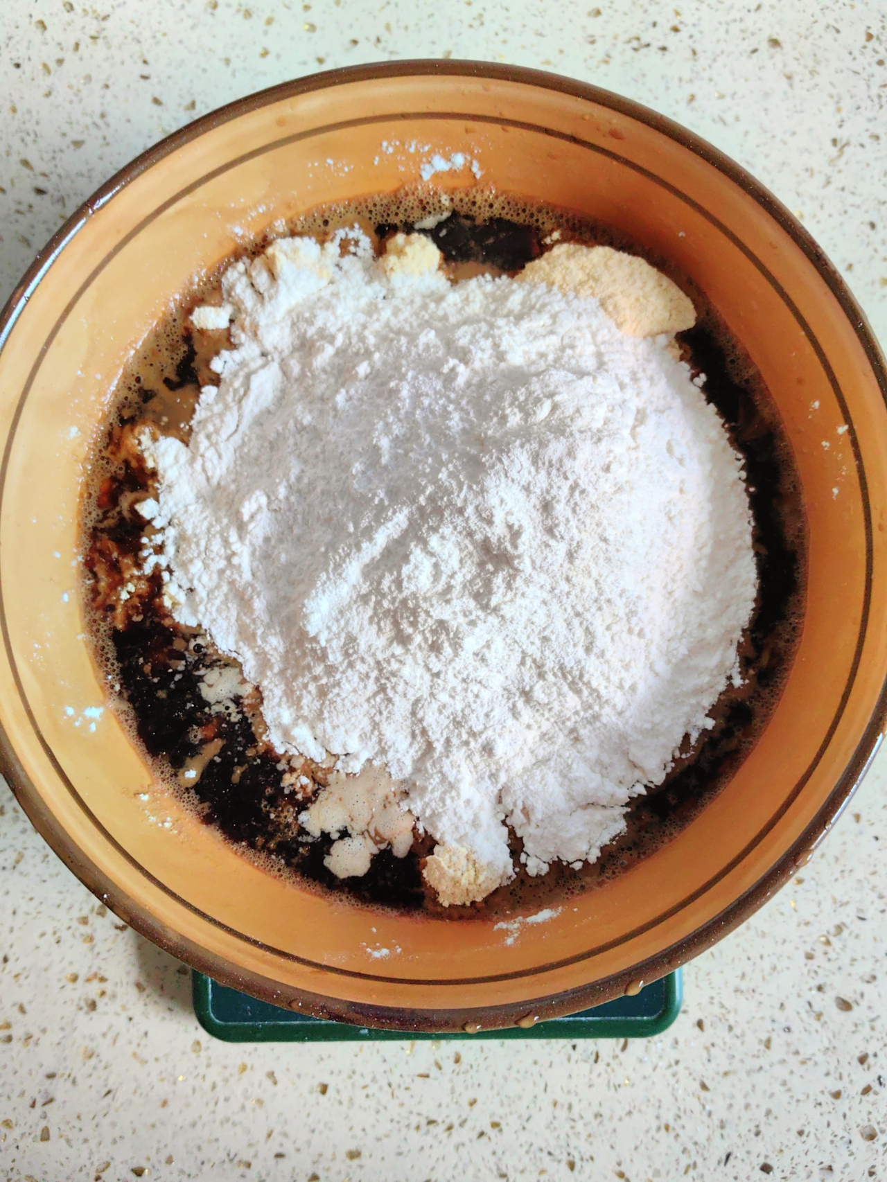 无需发酵，不用揉面，全程只要搅一搅就可以做的：红糖红薯红枣开花发糕的做法 步骤3