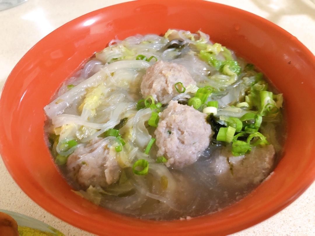 厨师长教你：“汆水丸子”的家常做法，营养丰富，很适合老人孩子