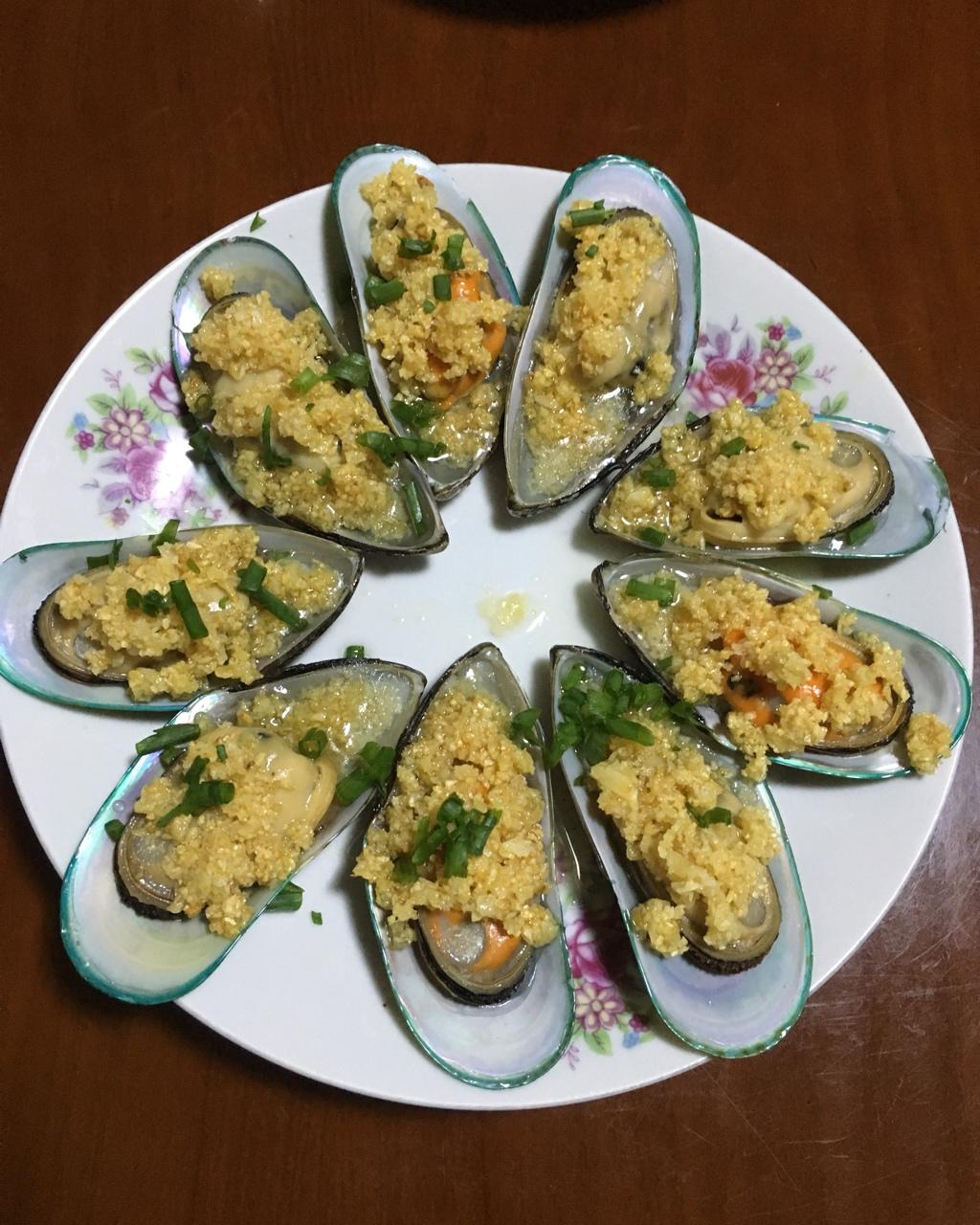 鲦鲦鱼做的山姆厨房蒜蓉蒸青口贝