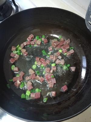 懒人食谱：牛肉粒青椒炒饭的做法 步骤2