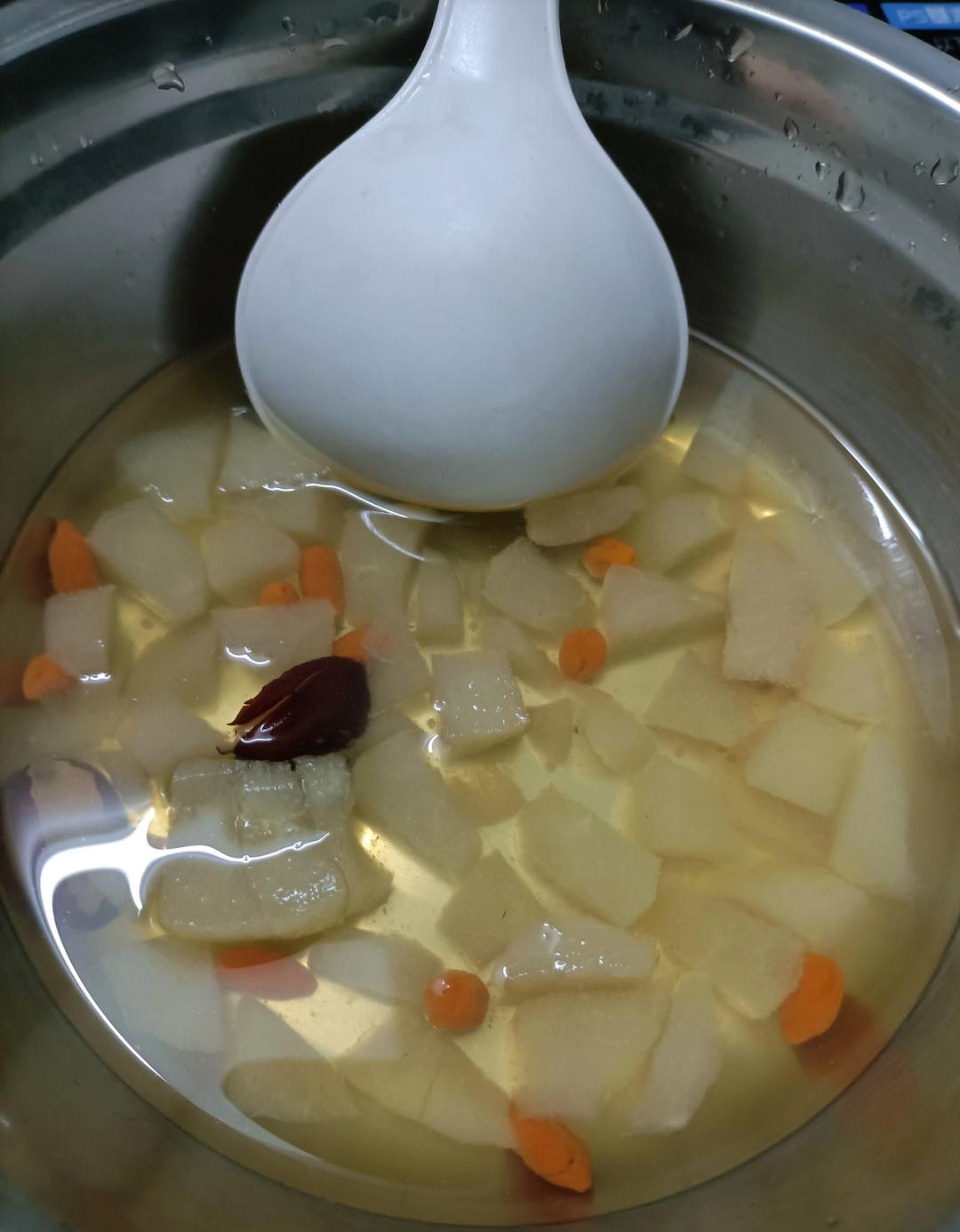 冰糖雪梨汤（清热降火，润肺止咳）