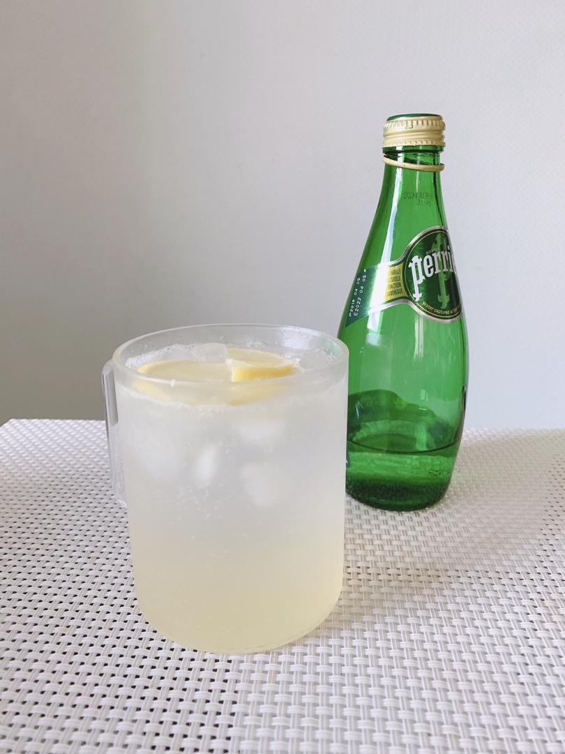 柠檬蜂蜜气泡水（加点盐会更好喝哦~）