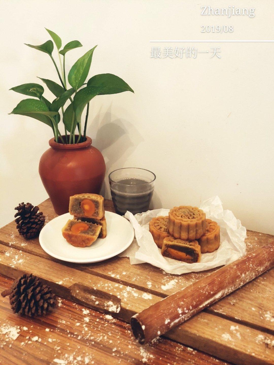 广式月饼—蛋黄芝麻月饼