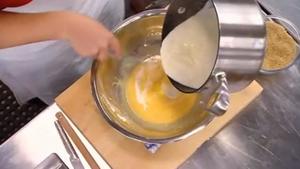 不用烤箱的Crème Brûlée焦糖布丁的做法 步骤6