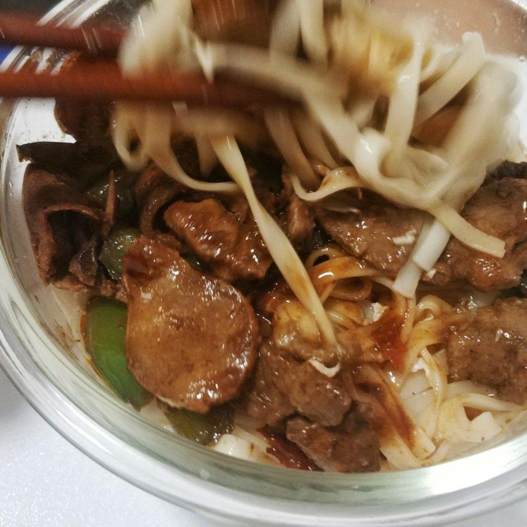 【酱爆猪肝面】