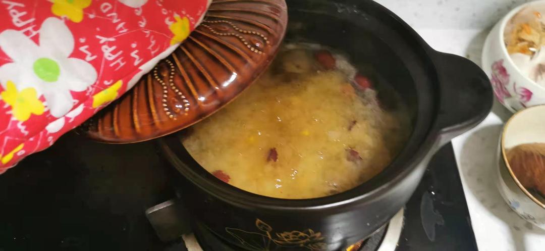 冰糖银耳红枣汤