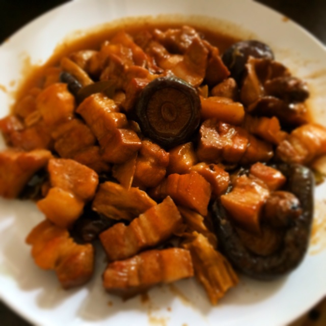 吃着碗里望着锅里的红烧肉