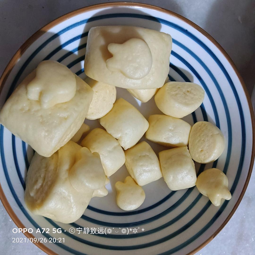 光滑溜溜的黑米馒头