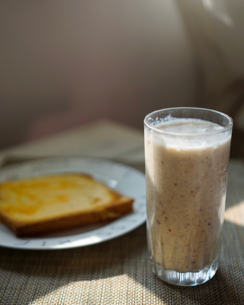 减肥餐营养奶昔（山药+红枣+核桃或花生+香蕉+牛奶或酸奶）