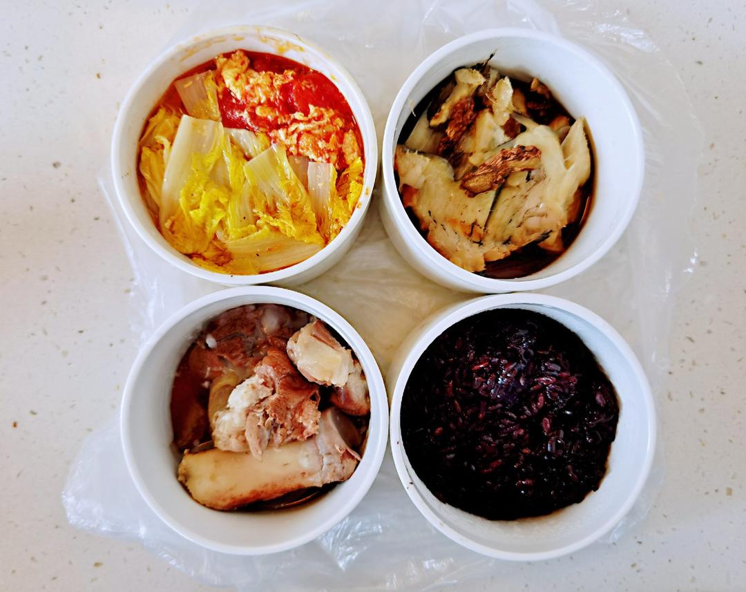 妈妈的爱。工作餐时间。便当的故事。