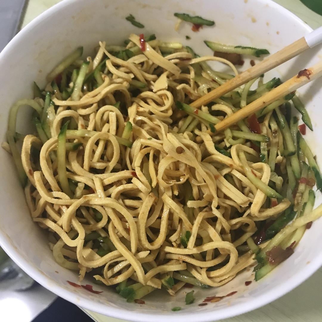 超快手的凉拌千张黄瓜胡萝卜丝