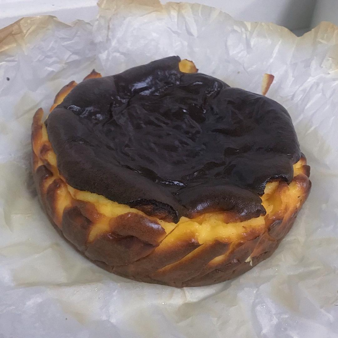“烧伤”的奶酪蛋糕Burnt cheese cake