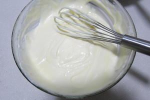 最好吃的戚风——奶油奶酪戚风的做法 步骤8