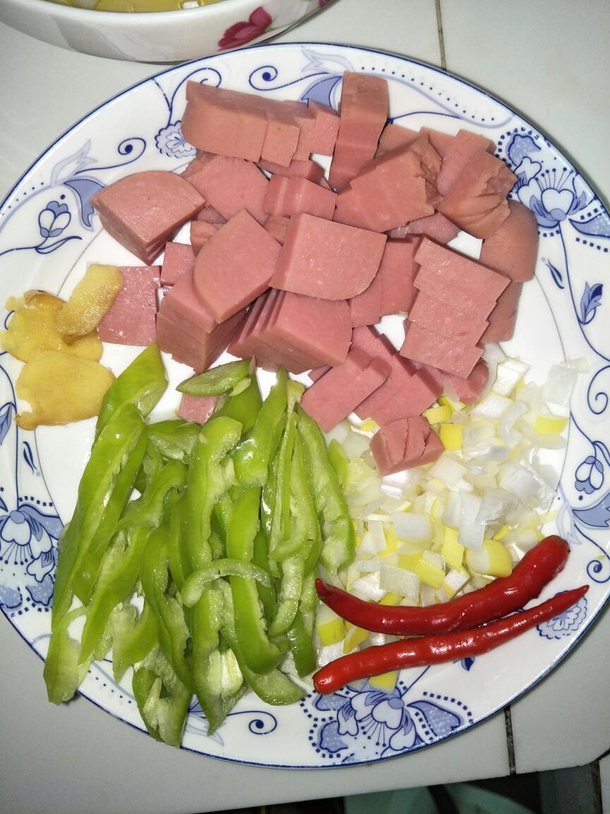 鸡蛋火腿炒米粉的做法 步骤3