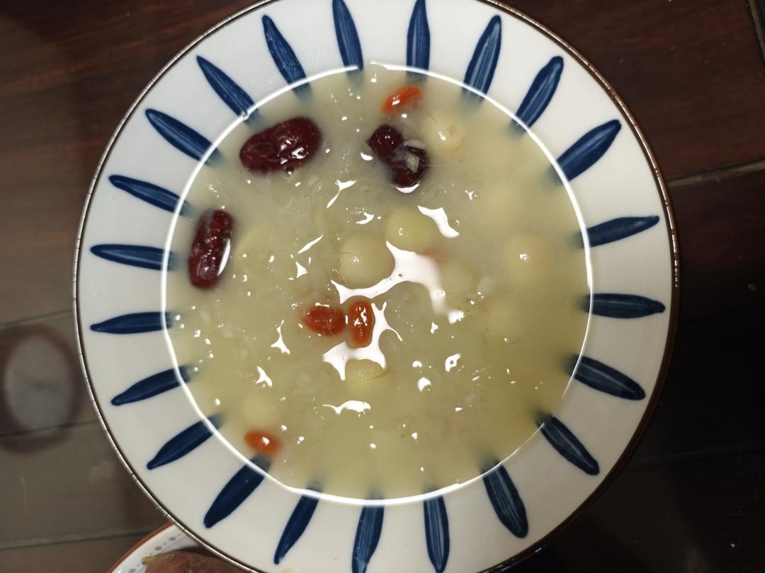 银耳莲子汤(养心驻颜、出胶快秘诀)